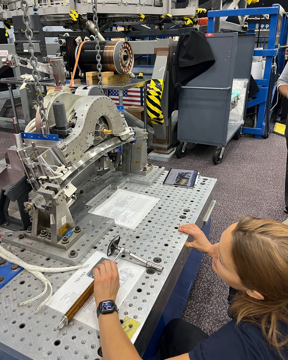 Soph_astro's tweet image. _-_ Journal de bord d’une astronaute ESA _-_
{Houston 🇺🇸} Semaine 55
🤩😍🤩😍 Quelle semaine !
Beaucoup de choses dans mon emploi du temps, en plus de l'entraînement habituel :
🧑🚀 J’ai fait un essayage de mes VRAIS gants de sortie extravéhiculaire (EVA) !!! Pas ceux que je…