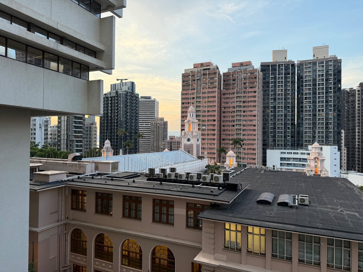 CAADFuture会場の香港大学は45度くらいの急斜面を立体的に建築化した校舎、名門校で建築学生の作品レベルも高そう。