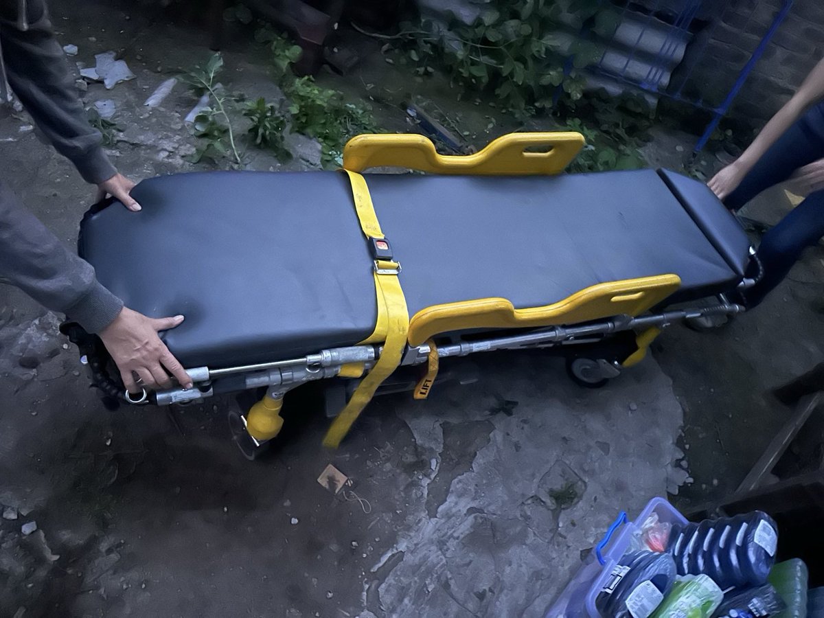 MinisterBoomer's tweet image. Sometimes it is quite helpful to browse the Ukrainian classifieds. On Tuesday, the stretcher was still in Lviv. Function checked, paid and loaded. Today it is already in the front area at @DefactoHumanity , along with a few other items from our warehouse in Germany. Flexible…