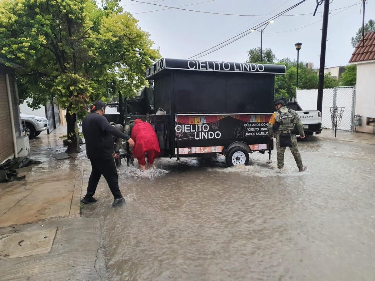 MilitaresAccion's tweet photo. ¡¡Ejército Mexicano al rescate!!

Ahora todos quieren a los soldados, pero en otras ocasiones hasta los corren

Soldados del Ejército mexicano ayuda con el Plan DN-III-E, en Saltillo. https://t.co/N9bmDXxHxt