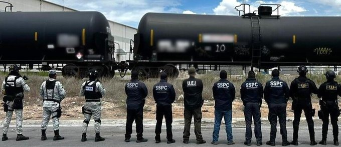 GN_IntelMexico's tweet photo. SEIZURE:🚨 @GN_MEXICO_  in @GobDeCoahuila  successfully seized over 129 tank trucks and 15 million 480 thousand liters of hydrocarbons. 

@Eco1_LVM @natsecboogie @All_Source_News @Libro_negro_ @GNocturnaMX @OfldeCuartel https://t.co/YPAxfjGpP7