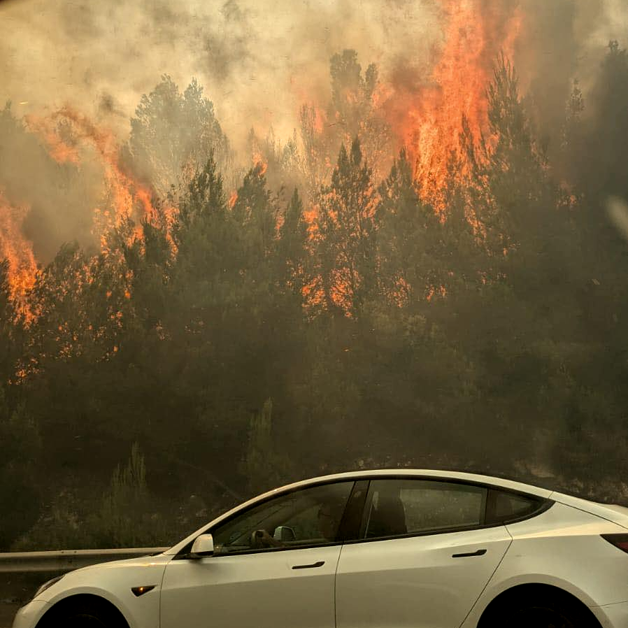 MeteoExpress's tweet photo. 🔥 Photo impressionnante de l'A9 à hauteur de Bizanet dans l'Aude, juste avant la fermeture de l'autoroute. L'incendie est hors de contrôle ce lundi soir et a déjà parcouru 750 hectares ! (© Alex de Soria) https://t.co/nZj0SKaedi