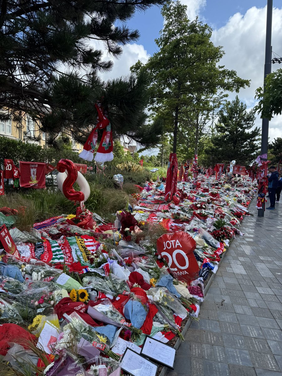 We visited Anfield today to pay tribute to Diogo and his brother Andre.

Our thoughts are will all of their family and friends and we hope they know how much everyone is thinking of them all