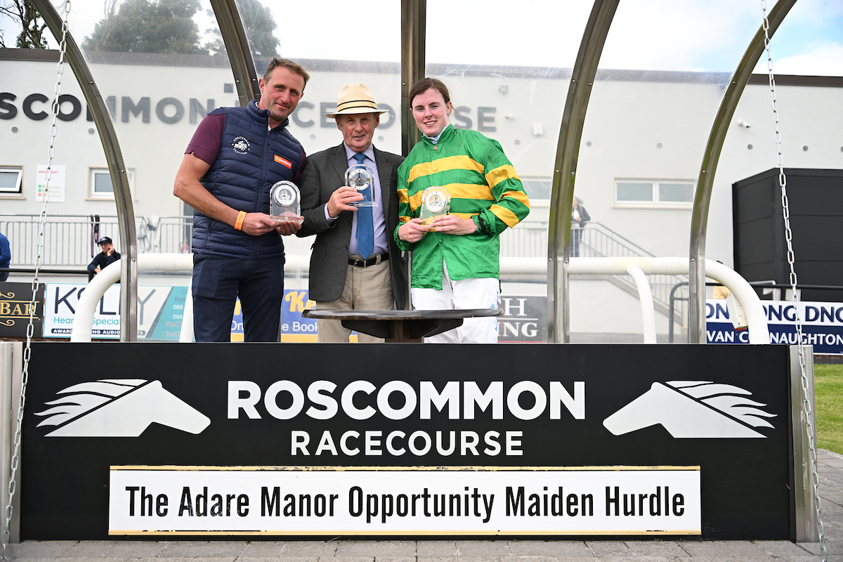 Roscommon Racecourse (@roscommonraces) on Twitter photo The Adare Manor Opportunity Maiden Hurdle, our second race this evening is won by 'Vicar Street' ridden by Anna McGuinness for trainer <a href="/WillieMullinsNH/">Willie Mullins</a> . ๐ฅ
๐ธ - Healy Racing. The Adare Manor Opportunity Maiden Hurdle, our second race this evening is won by 'Vicar Street' ridden by Anna McGuinness for trainer <a href="/WillieMullinsNH/">Willie Mullins</a> . ๐ฅ
๐ธ - Healy Racing.