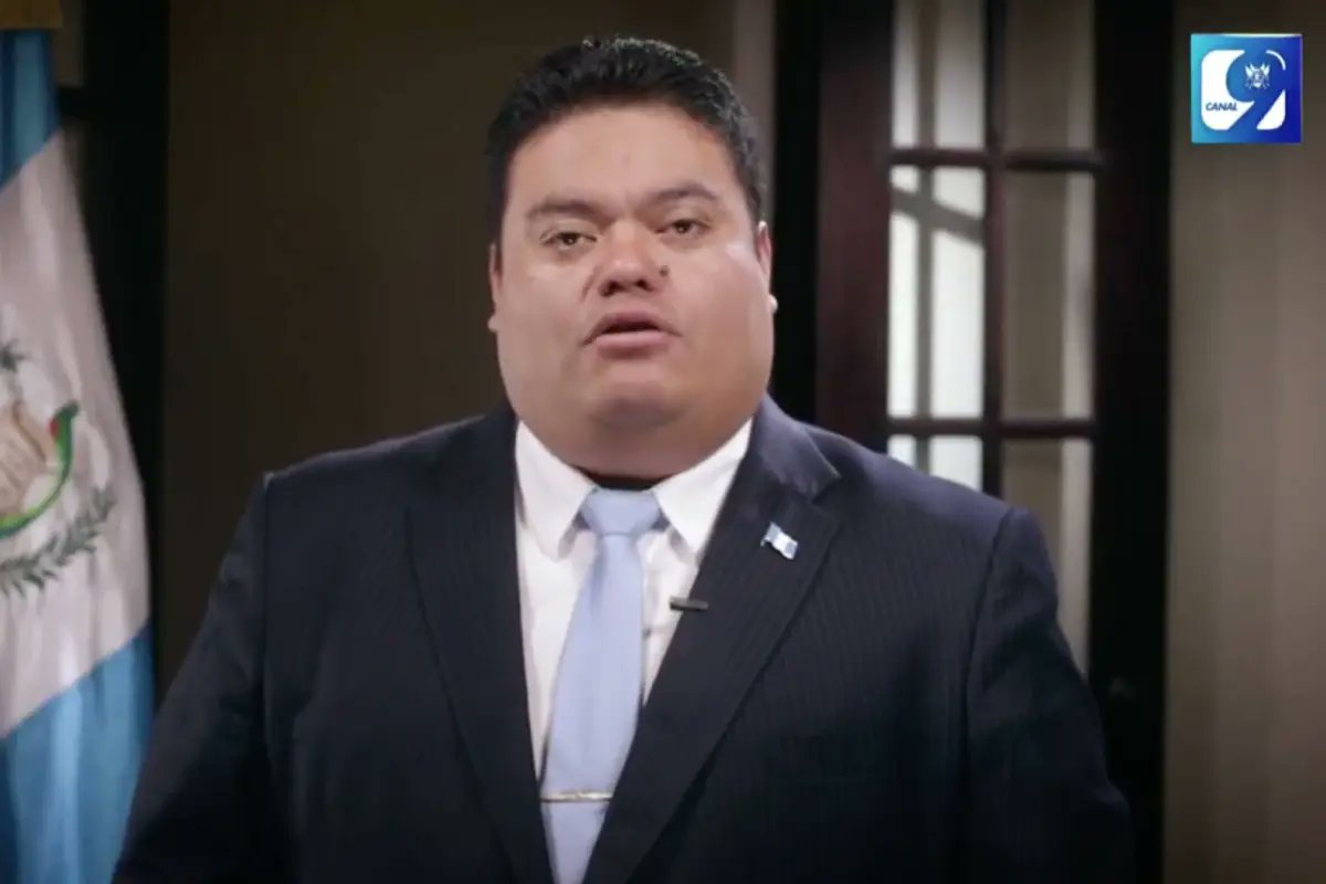 💥 Se destapa cómo operaba la supuesta red de #CorrupciónGT de Allan Rodríguez en Fopavi 🏚️

Durante su presidencia en el Congreso, constructoras vinculadas a sus allegados recibieron más de Q187 millones para viviendas que nunca construyeron 🧱🚫

👨‍👩‍👧‍👦 Cientos de familias en