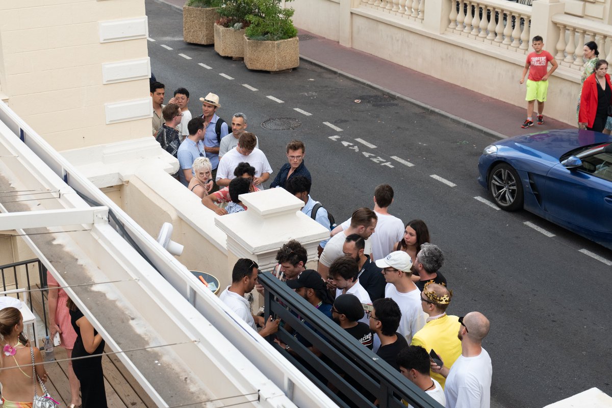 6/ final day = sprinted through side events, then co-hosted the <a href="/0xBuildersClub/">The Builder's Club 🍳</a> Soirée 🍷

huge thanks to <a href="/okx/">OKX</a>, <a href="/FlareNetworks/">Flare ☀️</a>, <a href="/chippedsocial/">Chipped 💅</a> for powering it.

despite the ✨very✨ strict french venue staff... still one of my fave ways to close out the week.

video coming soon👀