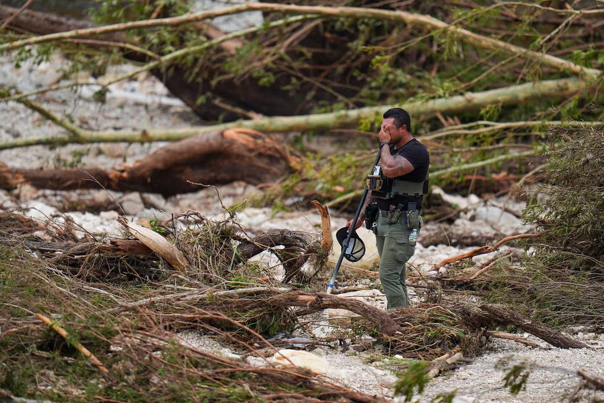 💔 A picture is worth a thousand words…
This Texas deputy pauses amid the wreckage along the Guadalupe River in the Hill Country. I can only imagine what he’s seen. What he’s had to tell grieving families. And the long, heavy road still ahead. Prayers for strength for all of