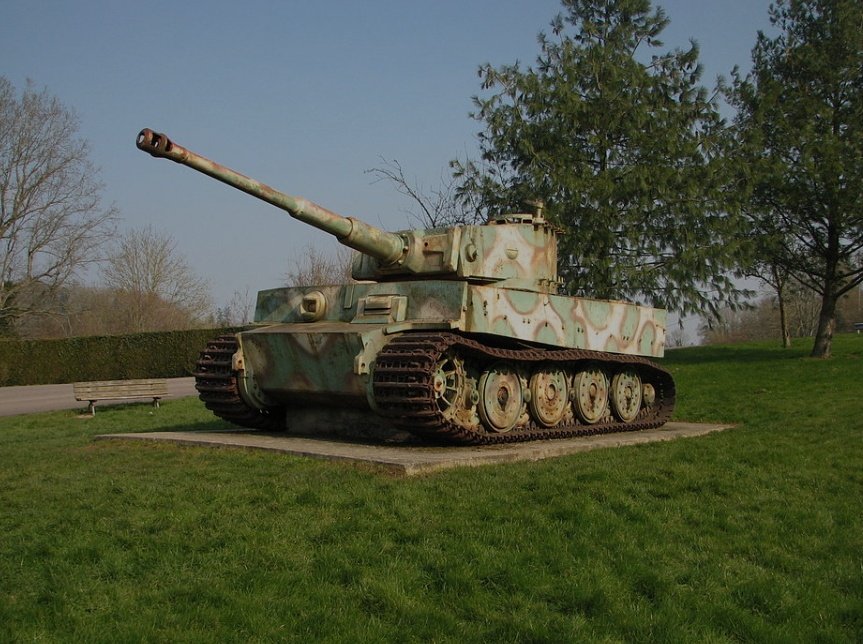 Le char Tiger de Vimoutiers ne sera malheureusement pas restauré pour l'heure... Le char est désormais ceinturé de grillage pour empêcher les dégradations et pillages, il est dans un triste état (châssis, barre de transmission très dégradés...).