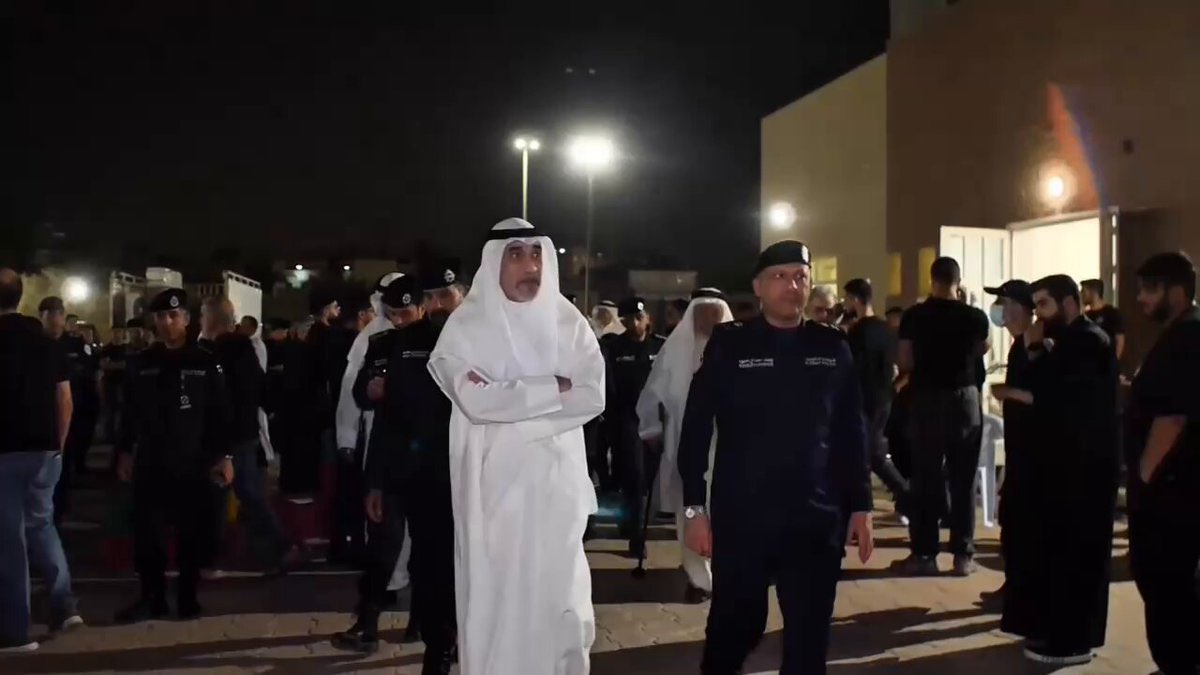 الحمد لله إني انولدت كويتي. 🇰🇼🇰🇼🇰🇼🇰🇼

هذي هي أصفى صور الوحده الوطنية، وأقوى معاني الترابط الاجتماعي.

رجال المطافي، والحرس الوطني، ووزارة الداخلية، قدموا لنا أروع مثال على الأخوة، والمحبة، والولاء الصادق لهالديرة.

كانوا سند وعون للكبار بالعمر، والنساء، والأطفال، طول العشر أيام