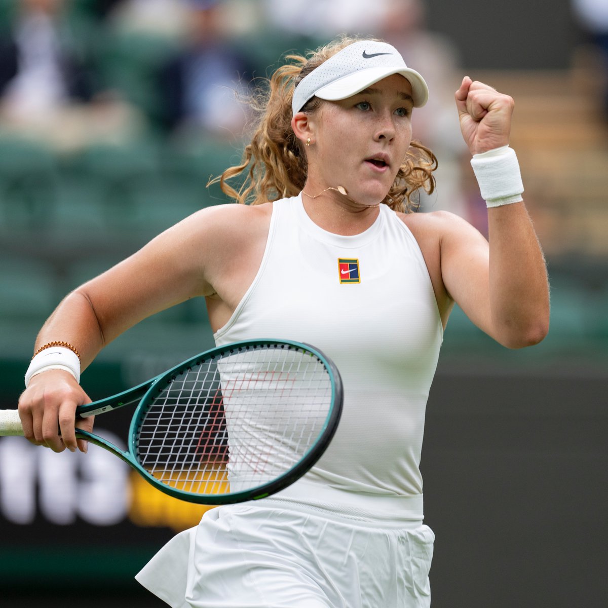 Mirra moves in front 💪

The No.7 seed dominates the first set against Emma Navarro, taking it 6-2

#Wimbledon