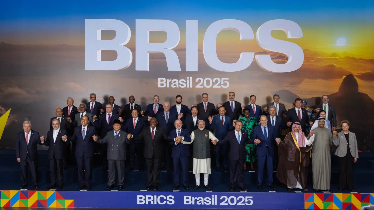 KSAmofaEN's tweet photo. #Rio_de_Janeiro | The group photo of the BRICS Summit 2025 in Brazil, featuring member states, partner countries, and invited countries.

#BRICS2025 https://t.co/wiz0e1pBz6