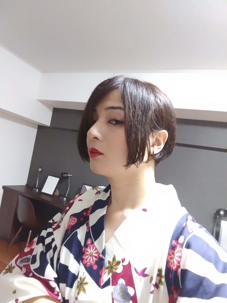 国宝。
完全に魅入ってしまった。
3時間もあると途中だれるかなと思っていましたが、そんなことはなく。

歌舞伎を少し習ったことがあり、女形が合うと言われたことを思い出す。

現代劇でもトランスジェンダーを演じたり、何かと縁があるのですが。

写真は懐かしの名古屋時代。
痩せていたなと…