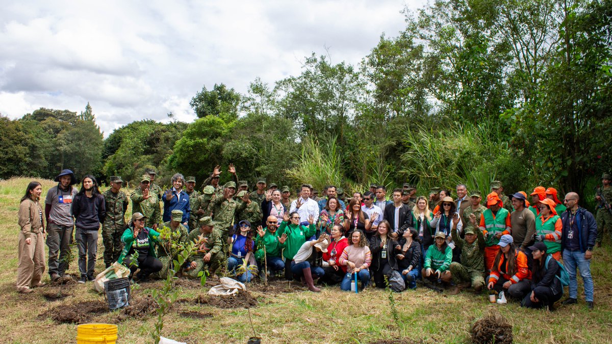 U.D.C.A (@somosudca) on Twitter photo La U.D.C.A reafirma su compromiso con el ambiente,
Junto a <a href="/Ambientebogota/">Secretaría de Ambiente</a> y <a href="/Bogota/">Alcaldía de Bogotá</a> sembramos 600 árboles y arbustos nativos en predios de nuestra Universidad, en el marco del acuerdo de conservación firmado en 2024
#SomosUDCA #ReservaVanDerHammen #RestauraciónEcológica La U.D.C.A reafirma su compromiso con el ambiente,
Junto a <a href="/Ambientebogota/">Secretaría de Ambiente</a> y <a href="/Bogota/">Alcaldía de Bogotá</a> sembramos 600 árboles y arbustos nativos en predios de nuestra Universidad, en el marco del acuerdo de conservación firmado en 2024
#SomosUDCA #ReservaVanDerHammen #RestauraciónEcológica