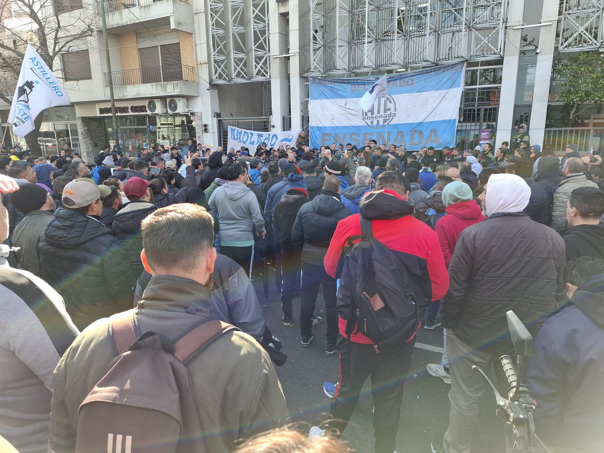 El Astillero movilizado por salario.
La provincia se sostiene con trabajadores pobres.
Necesitamos urgente reapertura de paritarias