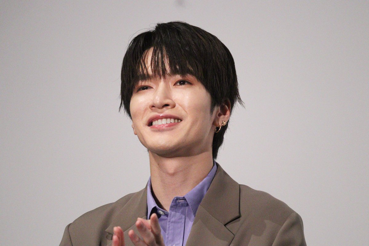 ドラマ「#誘拐の日」
イベントにキャスト陣が登壇🚨

愛に飢えた弁護士・山崎役の深澤辰哉、
演じる上で感じることは…
「愛に飢えていないので難しい」

斎藤工×永尾柚乃のように
“深い絆”が生まれたエピソードも💜
「メンバーのことしか出てこない」

tvguide.or.jp/news/news-3886…

#SnowMan #深澤辰哉