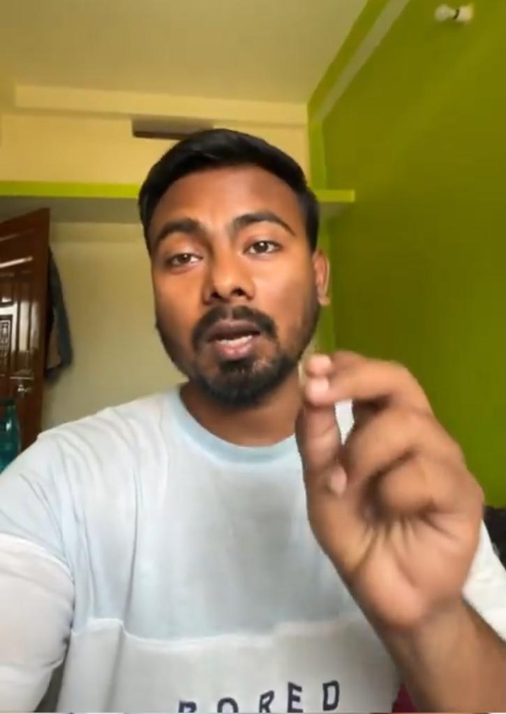 Aisi Sakal le kar dushro ko Bavasir kaise Kah sakte ho tum bhai 🤡? Thodi sharm to aati hogi tughe .