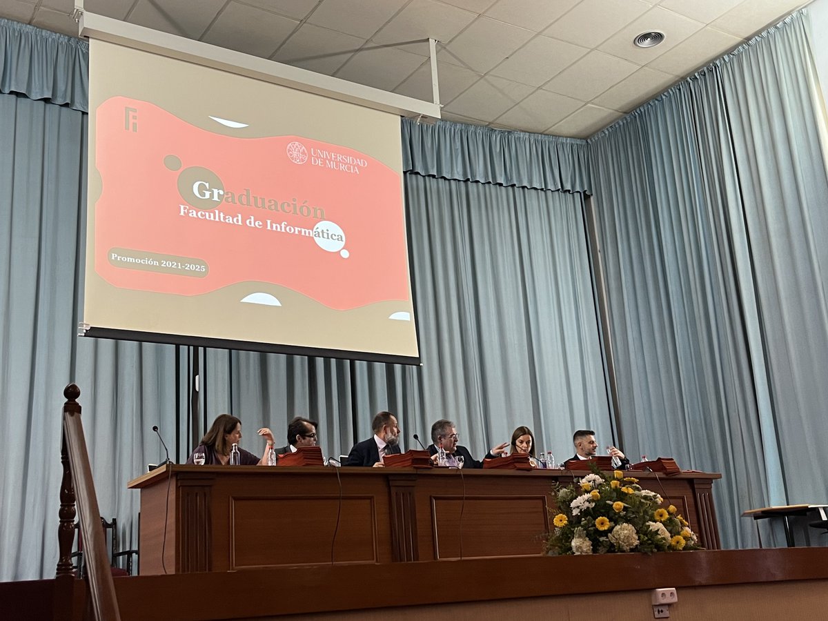 Graduación de las promociones de Ingenieros en Informática y másters 2035 
<a href="/informaticaumu/">FIUM</a>