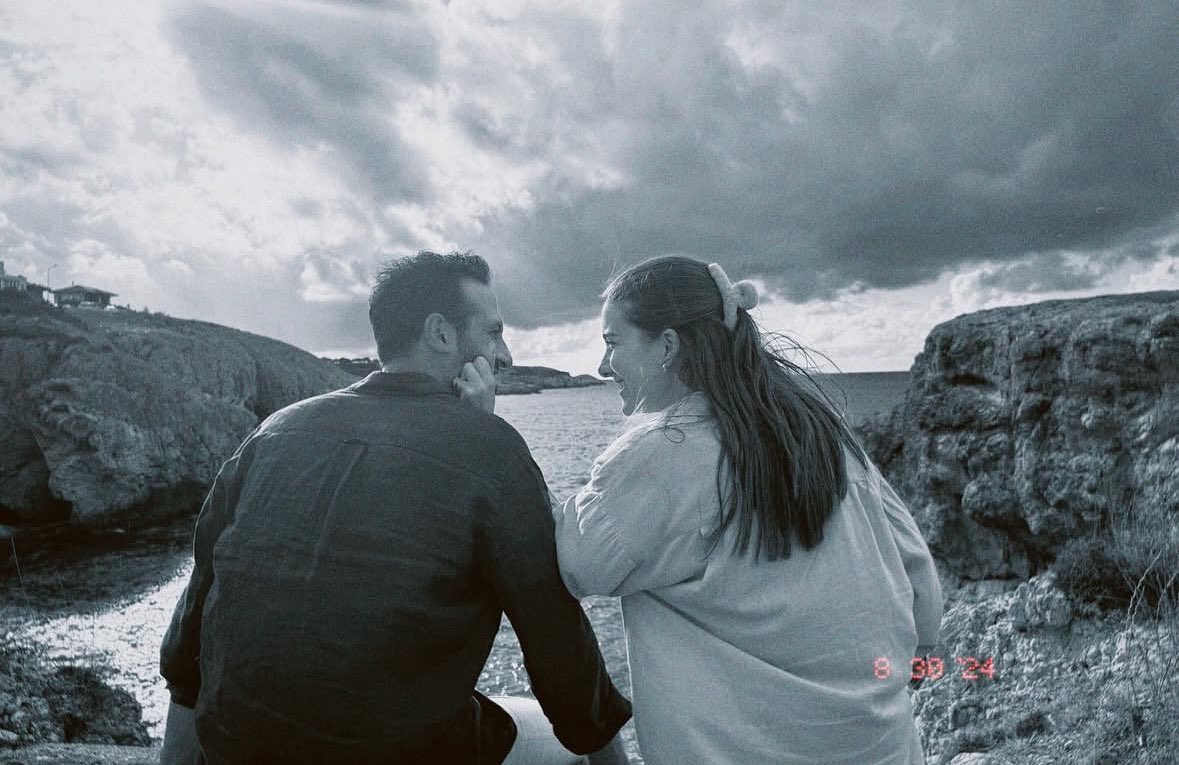 📌 LINDOS! 🥰

#BerilPozam parabenizou o marido, #ErsinArıcı, em seu aniversário:
"Çiçek, feliz aniversário! Graças a Deus você existe. Aniversários são uma desculpa, você é incrível!"

#ErsBer