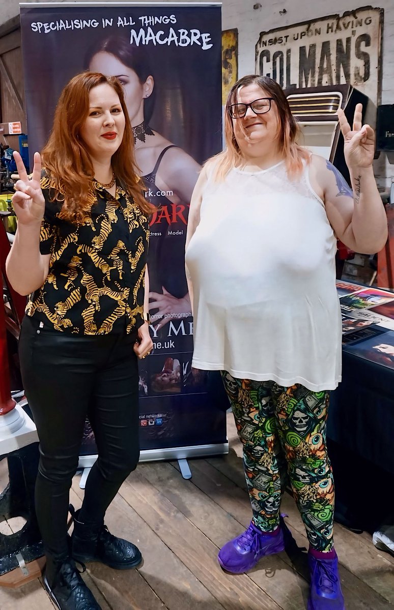 EmDarkOfficial's tweet image. One of the best things about conventions is meeting all the lovely people who stop by my autograph table ✌️
. . .
Photo by John WT &amp;amp; John Shelton #AutographSigning #ShedOfHell #Convention #Filmmaker