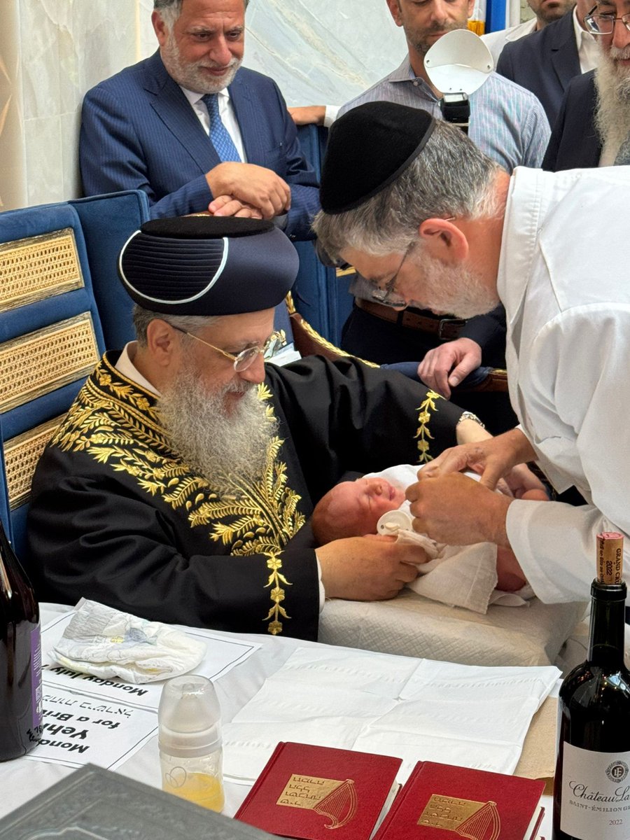 Yossi_Feld's tweet image. ויקרא שמו בישראל: דוד
מרן הראשון לציון, הגאון רבי דוד יוסף שליט״א כובד בסנדקאות בבית הכנסת המרכזי של הקהילה החלאבית בדיל, בהשתתפות הרבנים: הרב אדמון נחום, הרב איליי מנצור, הרב דוד עוזרי והרב מאיר ידיד