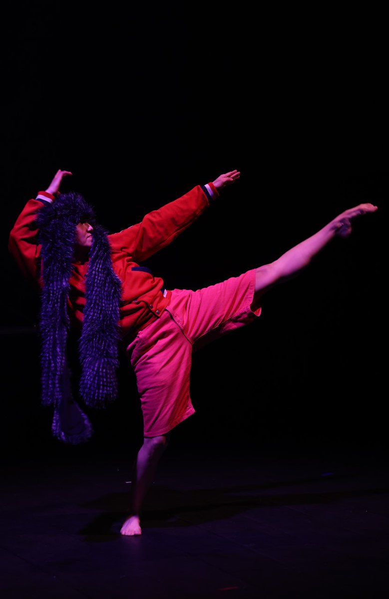 🩰 Danza visual presenta Sinapsis, tercera puesta en escena de la temporada que la compañía ofreció en el Centro Cultural y Académico Teatro Casa de La Paz de la UAM. Esta obra contemporánea da cuerpo y movimiento a las ideas feministas más urgentes de nuestro tiempo y un