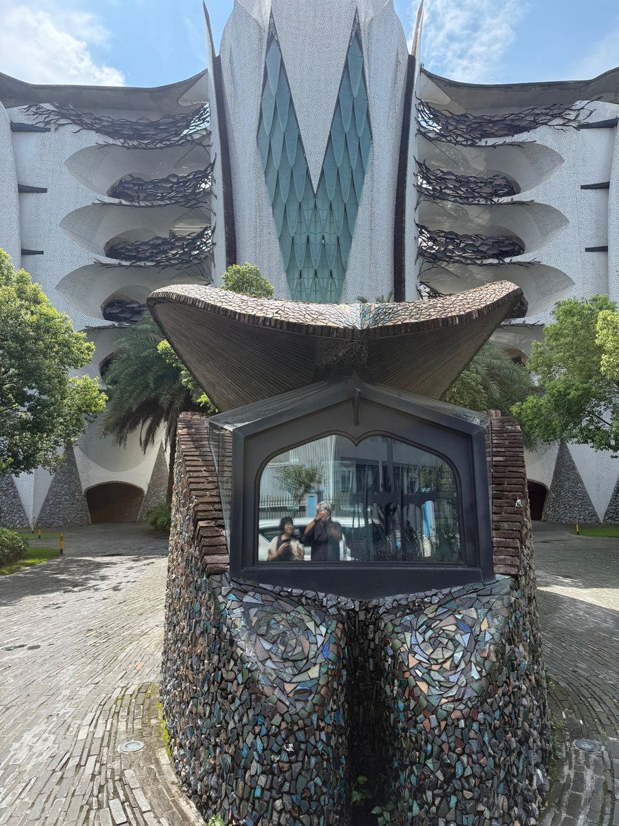 深圳にあるMarisfrolg本社ビルに連れてこられた。実は全く知らなかったけれどガウディに心酔したNZの建築事務所Architecture van Brandenburg　vanbrandenburg.co.nz によるオマージュとも言える作品だそうだ。２００８年着工でまだ未完成、部分への熱量はガウディ並み。