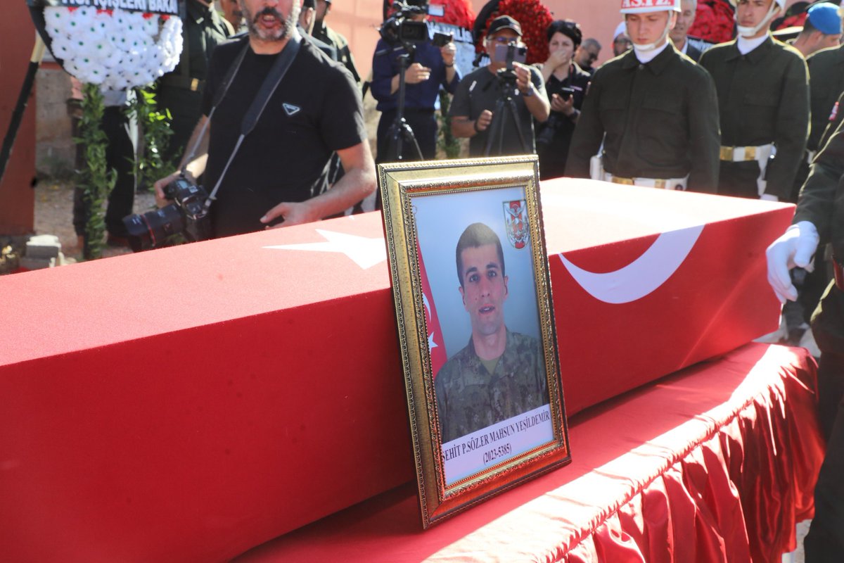 Vatan toprağına emanet ettik...

Pençe-Kilit Harekâtı bölgesinde, 852 Rakımlı Tepe’de metan gazından etkilenerek şehit düşen kahraman Mehmetçiğimiz Piyade Sözleşmeli Er Mahsun Yeşildemir’i, Adilcevaz Karaşeyh Köyü’nde dualarla ebediyete uğurladık.

Aziz şehidimize son görevimizi