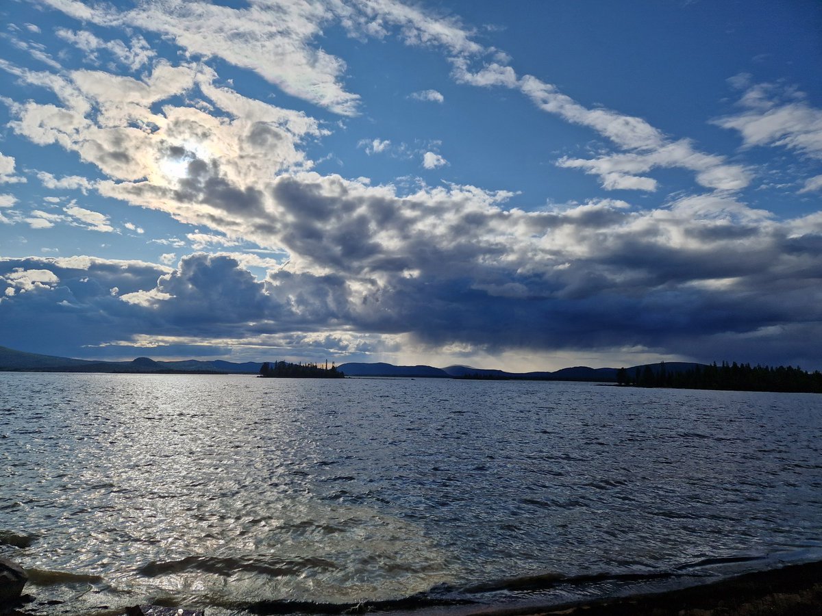 Grymt fin sandstrand nedanför stugan.  Synd bara att det är +8  i vattnet.