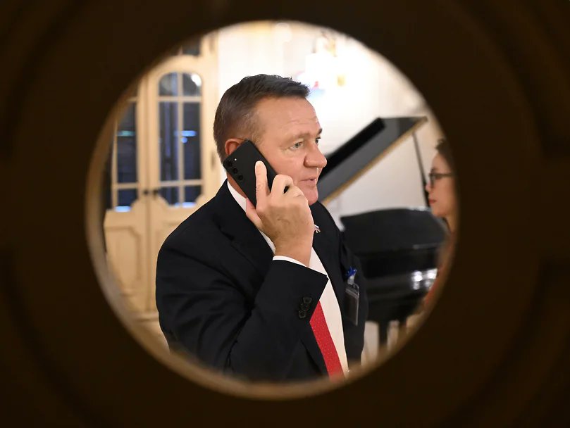 Limogé ce matin par Vladimir Poutine, Roman Starovoit, ministre des transports, a été retrouvé mort (par balle) dans sa voiture à côté de Moscou.  Son décès est "provisoirement " qualifié de suicide...
<a href="/Emdupuy/">Dupuy Emmanuel</a> <a href="/VincentCrouzet4/">Vincent Crouzet, alias Victor K</a> <a href="/ocoredo/">OCOREDO</a>