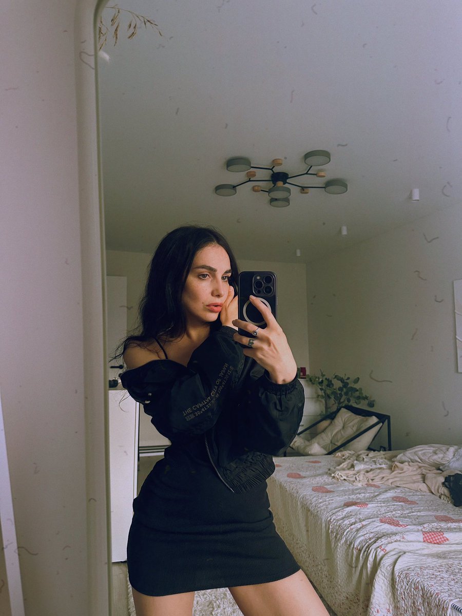 sun_showery's tweet image. собралась в рестик есть стейк🖤