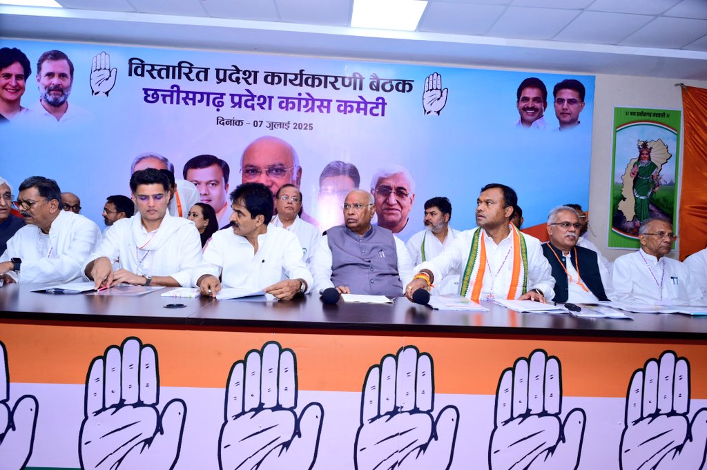 आज छत्तीसगढ़ प्रदेश कांग्रेस कमेटी के मुख्यालय राजीव भवन रायपुर में अखिल भारतीय कांग्रेस कमेटी के निर्वाचित राष्ट्रीय अध्यक्ष सम्मानीय श्री मल्लिकार्जुन खरगे जी की अध्यक्षता में प्रदेश कार्यकारिणी की विस्तारित  बैठक हुई।
   इस बैठक में अखिल भारतीय कांग्रेस कमेटी के संगठन महासचिव