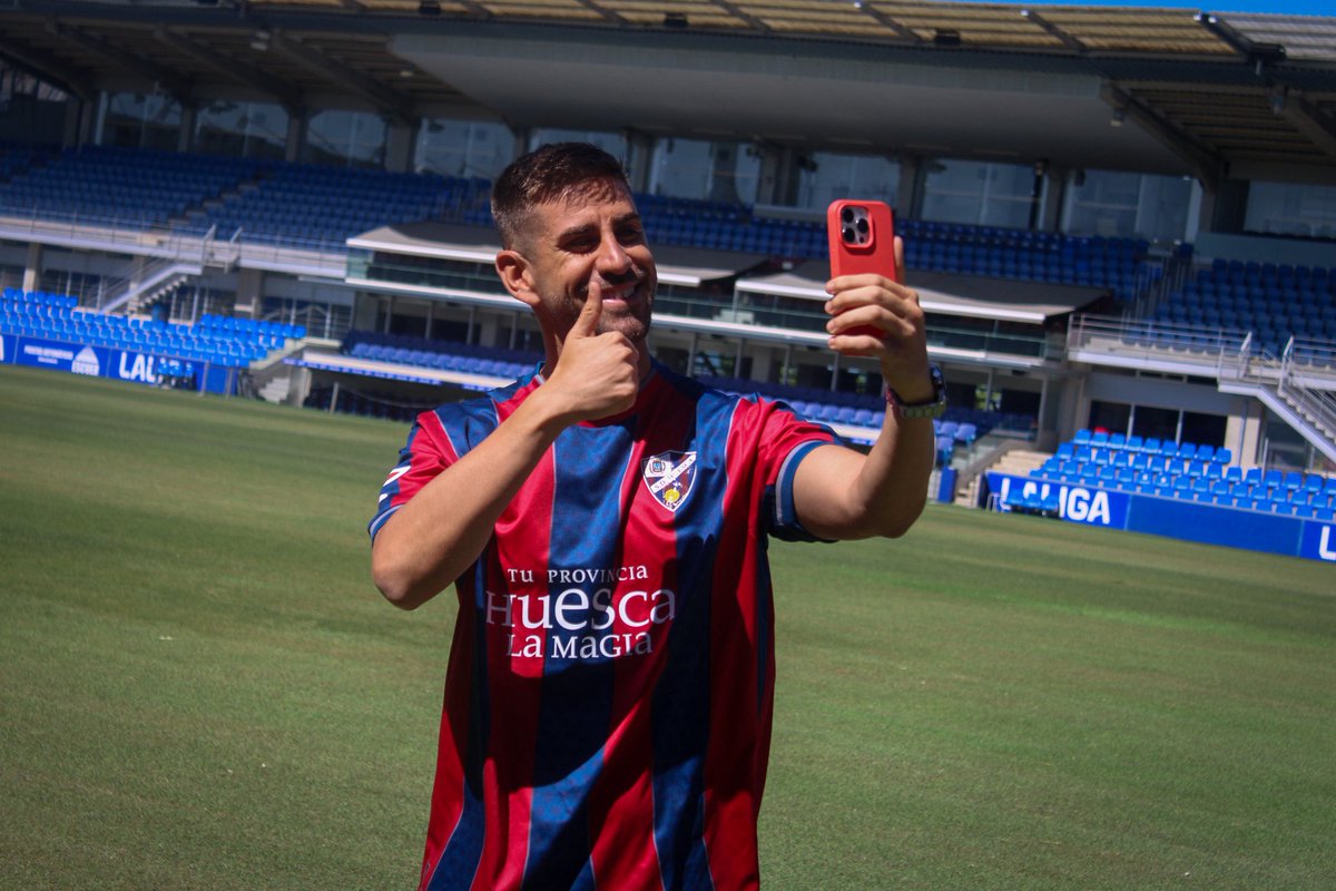 Estoy muy contento y con muchas ganas de este nuevo reto!!! Nos vemos pronto en El Alcoraz!!! ❤️💙⚽️ #FSSR