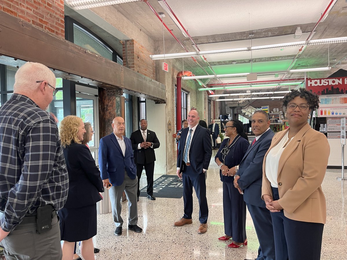 This morning, Mayor Whitmire toured the Houston Permitting Center to officially kick off the 30-Day Residential Permitting Pilot Program, a key step toward fulfilling his commitment to make it easier to build in Houston.