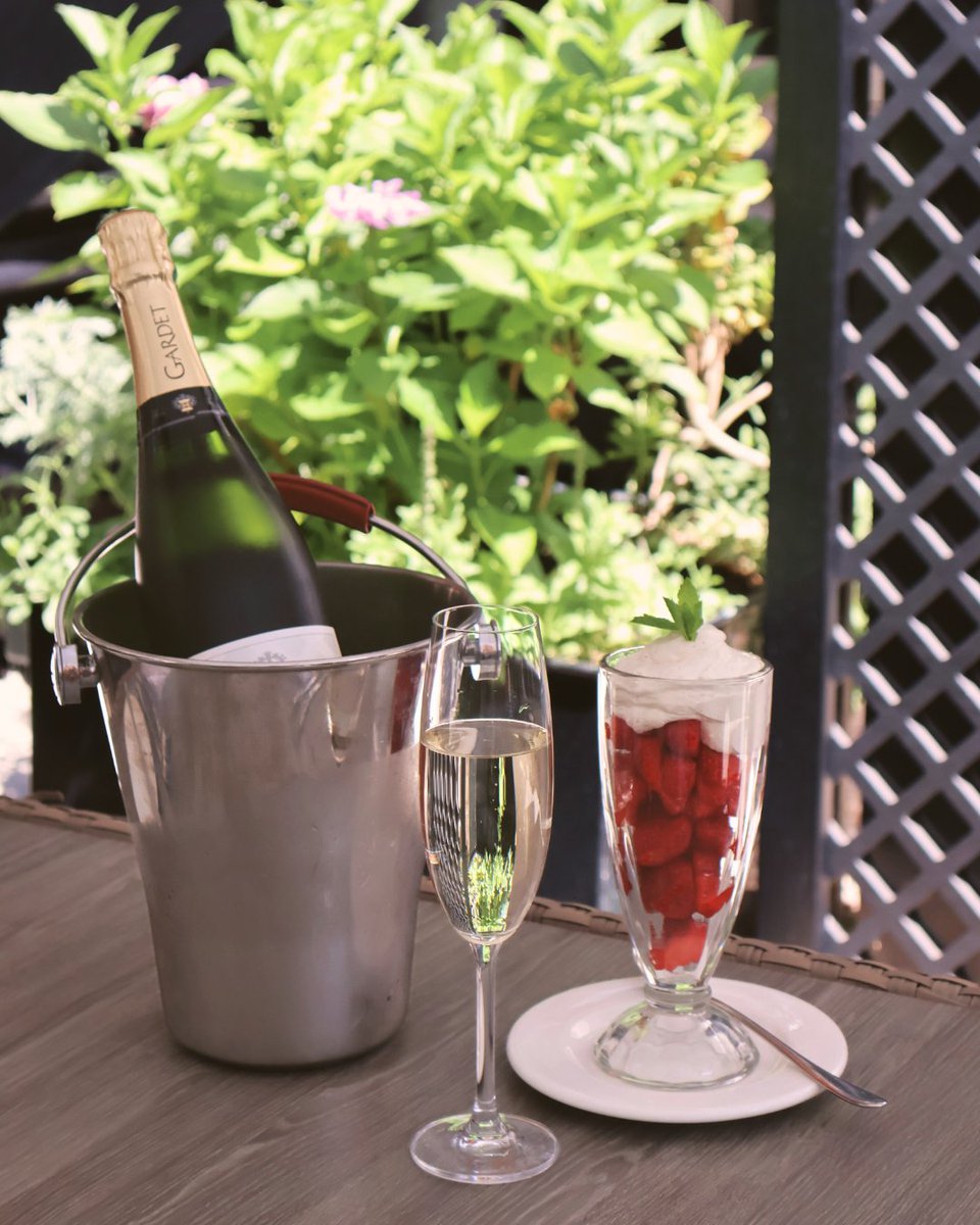🍓 Strawberries served with a cloud of cream and a glass of chilled Gardet Champagne. With #Wimbledon playing in the background, we’re serving this summer ritual with all the charm it deserves. Settle into the summery glow, raise a glass and toast to the Championships in style.