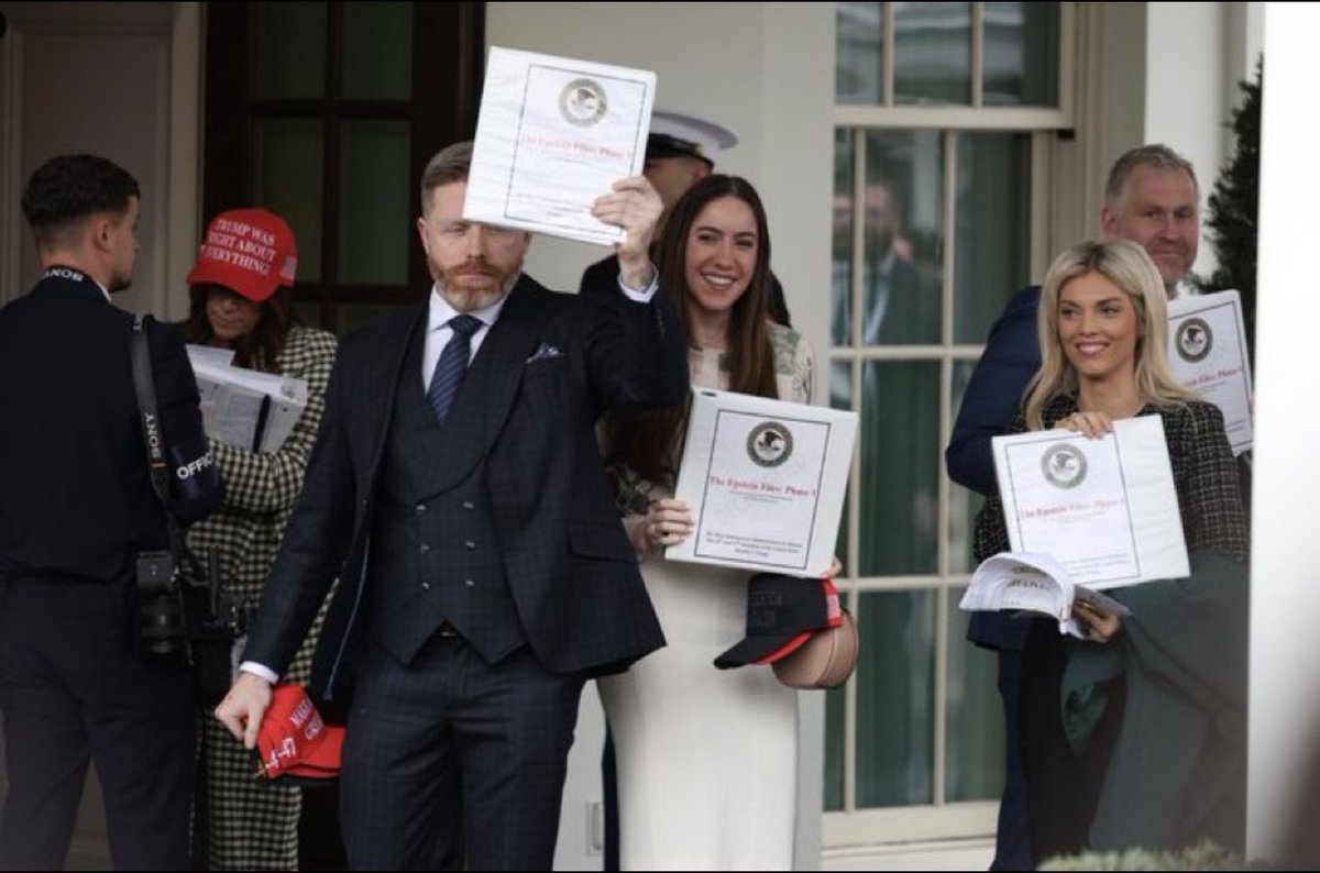 Remember these MAGA cheerleaders with their "Epstein files?"

Now the DOJ says:

-No client list.
-No names.
-Suicide.
-Case closed.

So what the hell were these dumb motherfuckers holding?
😂😂😂