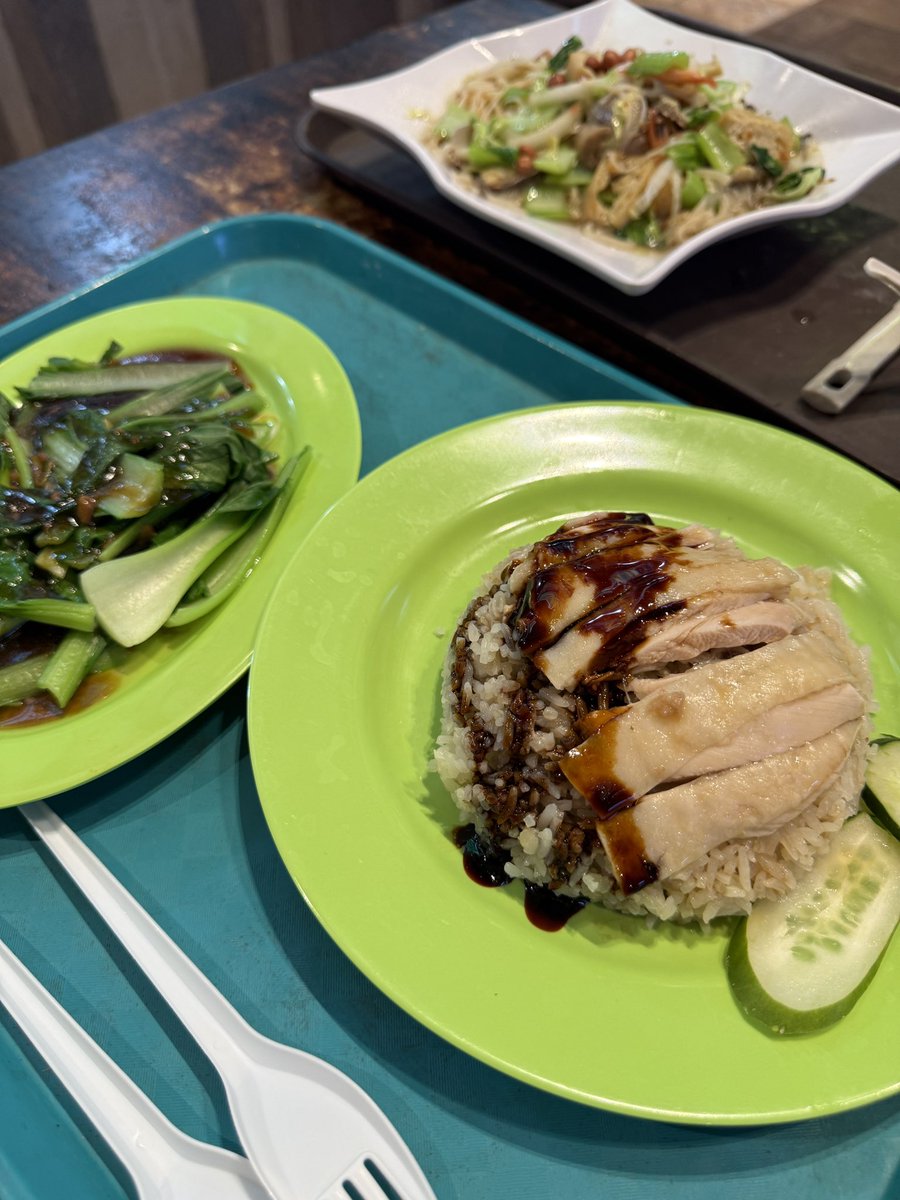 mido_midoringo's tweet image. シンガポールの屋台で頂いた、
チキンライス最高に美味しくて、2回食べましたし笑、
rojakという初めて食べた食べ物が物凄く美味しかったです💚✨
又食べたい😋
あ、ラクサも2回たべました笑笑
#ayuasiatour2025
#shigapore