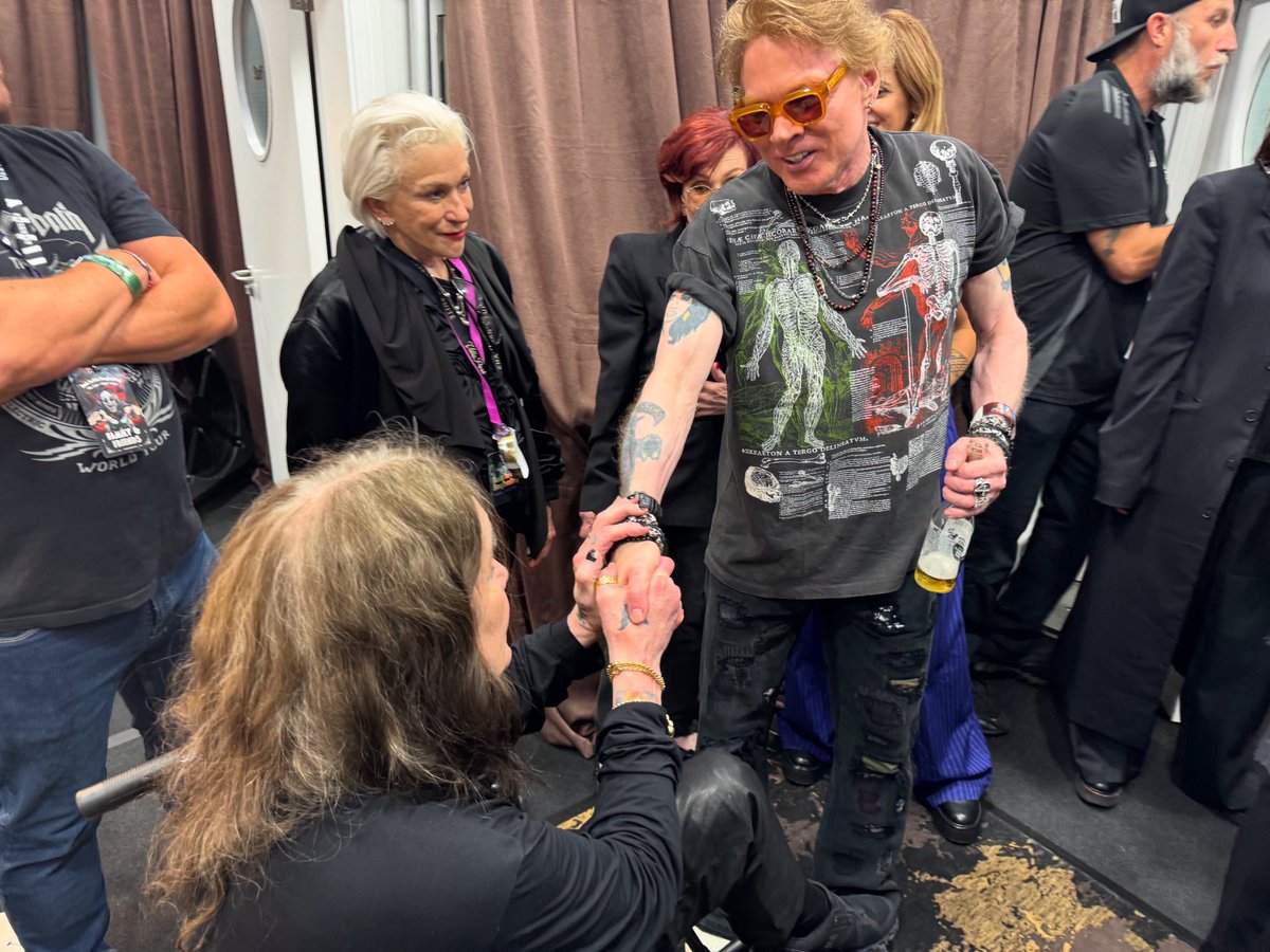 izzomrm's tweet image. “Minha primeira vez conhecendo Axl Rose, na minha idade você não conhece muitas lendas. Sério, um verdadeiro cavalheiro”.
Quem disse isso aí foi o próprio Ozzy Osbourne. Tá com moral o Sr. Armas e Rosas ou não?