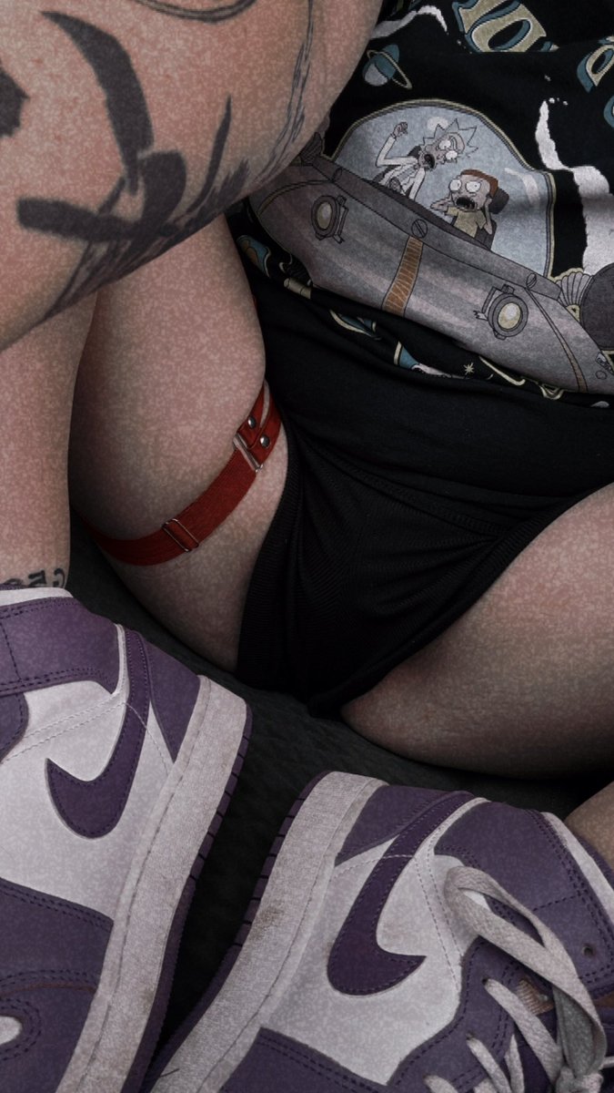 Who wants to see what’s under my clothes? 🤭