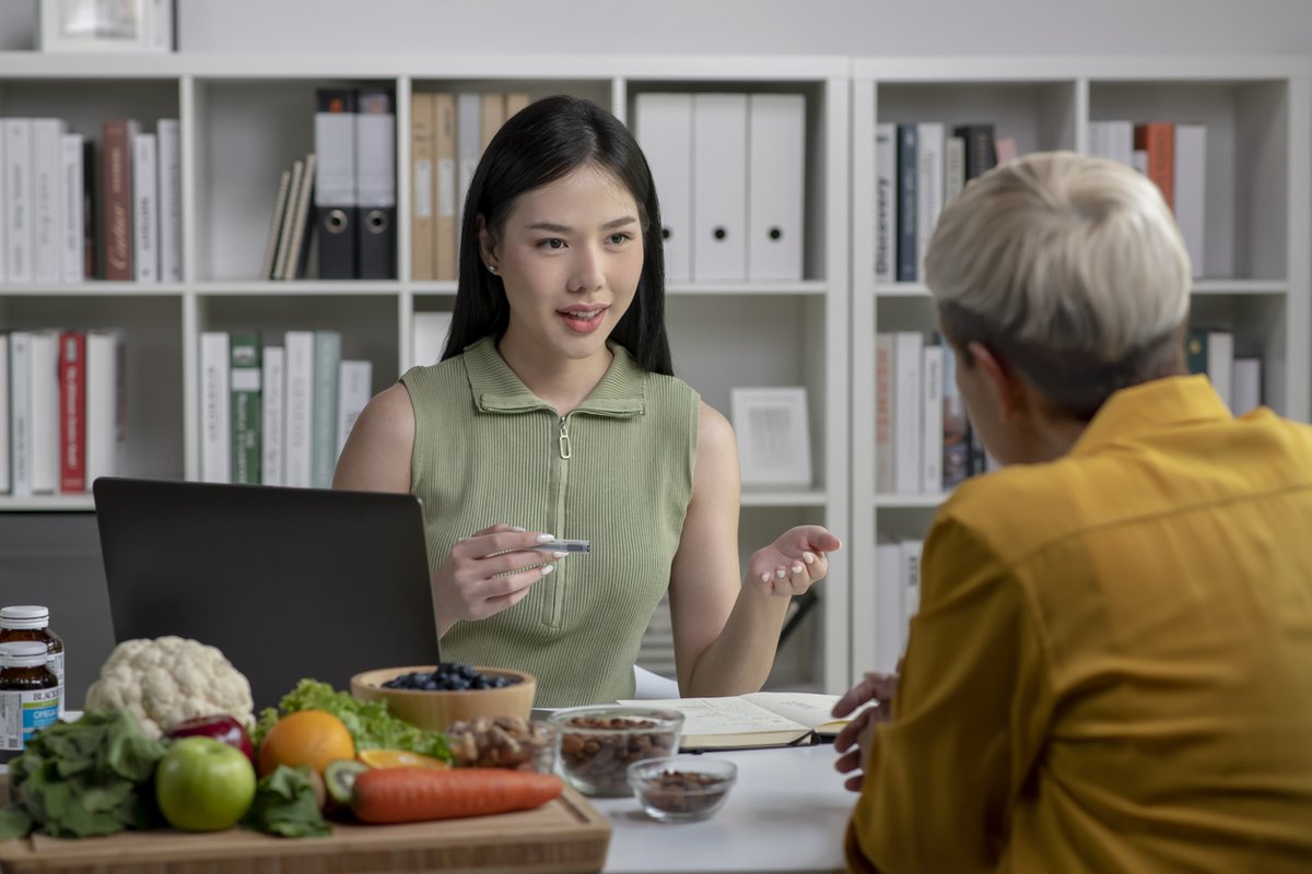 Adults receiving medical nutrition therapy from a registered dietitian can experience decreases in body weight, the risk of developing cardiovascular diseases and stroke, and the need to use medications that treat blood pressure ow.ly/ikhq50W5Eou