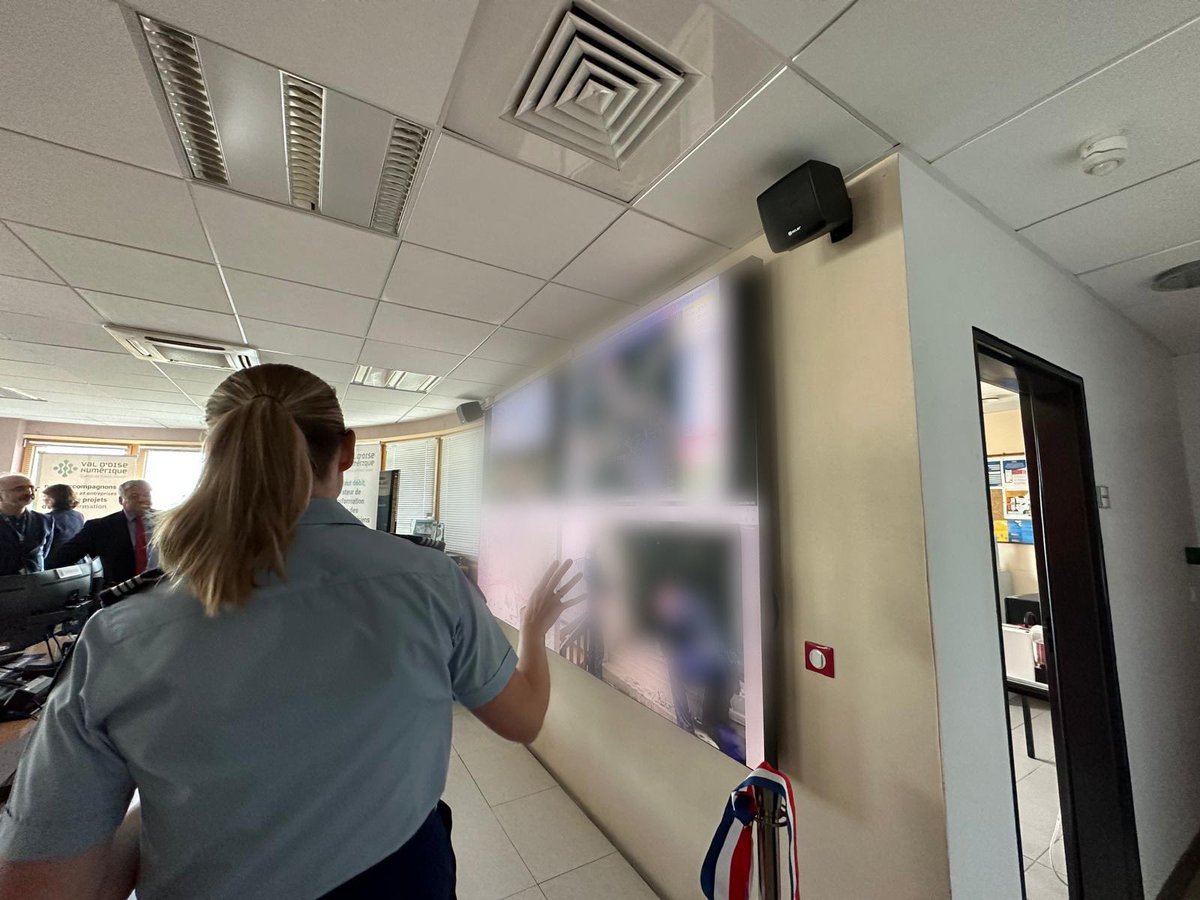 Prefet95's tweet image. 🚨 #Sécurité #Numerique | Inauguration du nouvel écran de supervision du Centre d’opération et de renseignement de la Gendarmerie nationale (CORG) à Pontoise, par @prefet95, Pierre-Édouard Eon, président de Val d’Oise Numérique et Denis Mottier, commandant le GGD95.
🖥️ Installé…