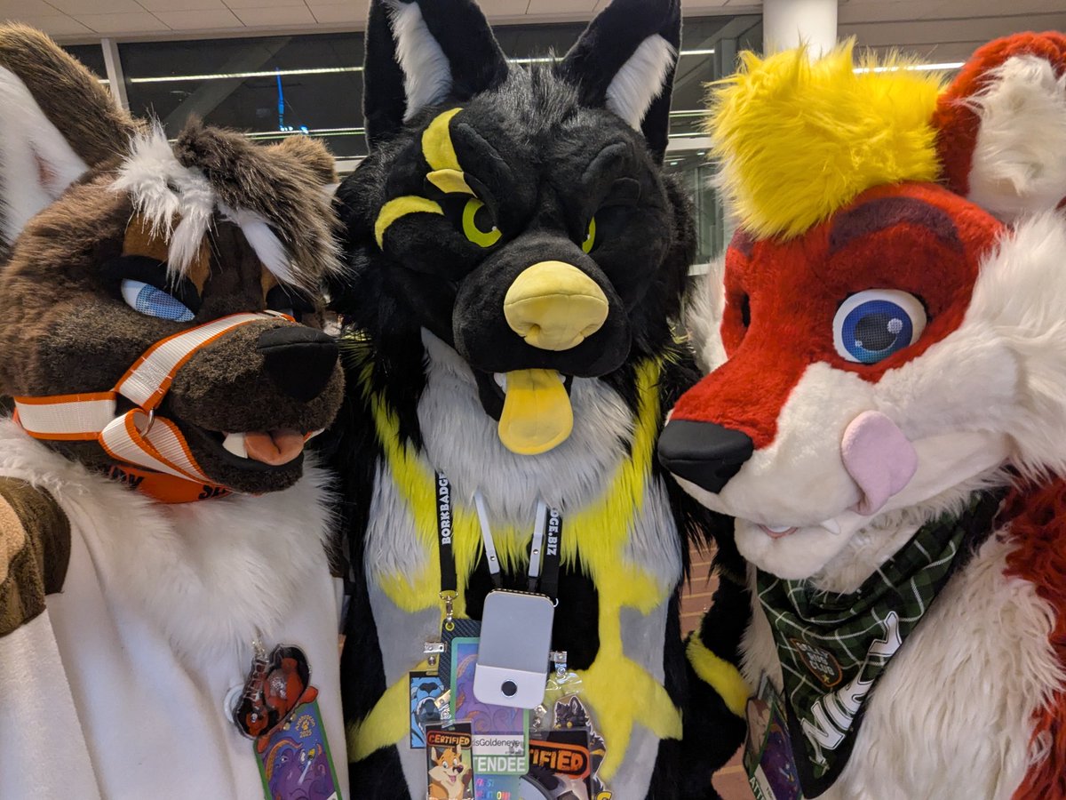 Mr_Natel's tweet image. This #AC2025 has been absolutely magical. I have literally the best friends in the world. The homies that I spent all con with are the best people in the world. Getting a suit has been fun but my friends make this con so magical.
