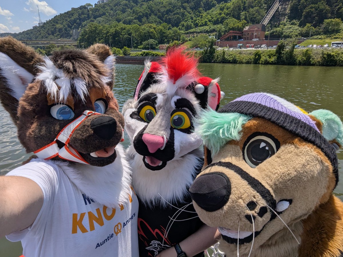 Mr_Natel's tweet image. This #AC2025 has been absolutely magical. I have literally the best friends in the world. The homies that I spent all con with are the best people in the world. Getting a suit has been fun but my friends make this con so magical.