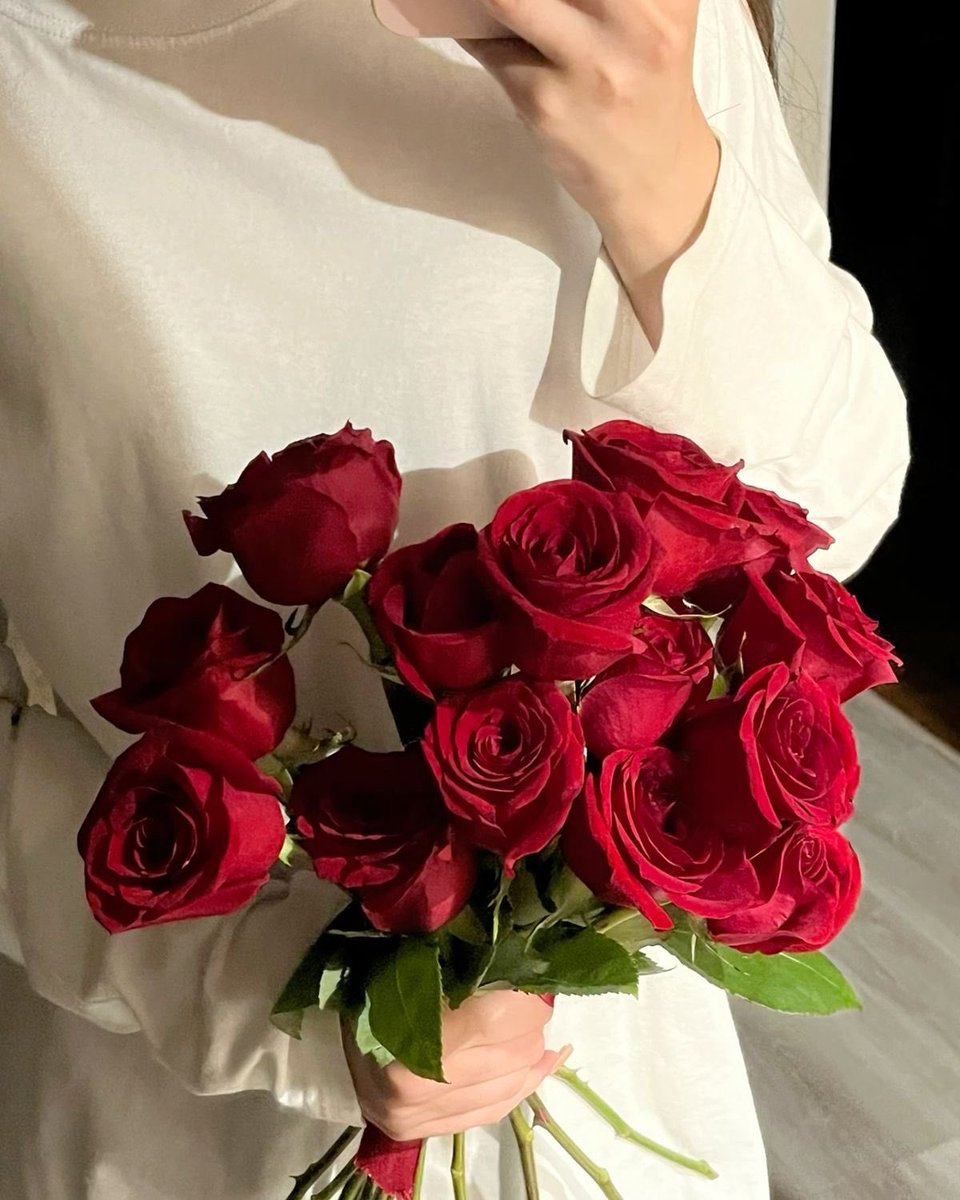 .

.

يــوماً ما ستحادثني ولا أستطيع الـــࢪد 

عليکِ ....

حينها إ؏ـتني بنفسڪِ جيداً .!💔🙋🏻‍♀️🌹