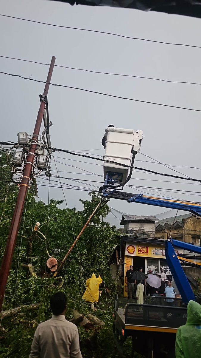 kpdcloffice's tweet photo. Relentless Rain. Relentless Commitment.
No matter the storm, our teams are on the ground; restoring, repairing, and reconnecting lives.
Weโre here. Weโre working. And we wonโt stop until every light is back on.
#KPDCL #RestorationInProgress #PowerRestoration #WeAreOnlt https://t.co/2zP4on4LAV