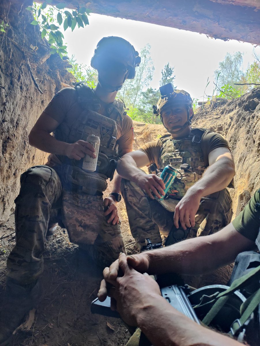 FrontlineMedic9's tweet image. Drivers and paramedics needed in eastern Ukraine.
We’re a small, close-knit team running medical evacuations. We’re looking for calm, adaptable people who can work closely with others under pressure.
Drivers must have military experience and be confident driving manual vehicles.…