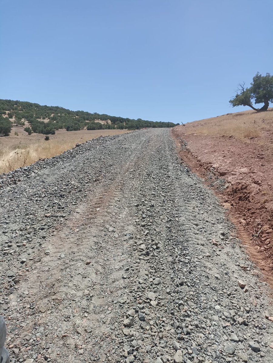 Belediyemiz fen ekipleri, Mazılı Mezrası’nda mezarlığa giden yolda genişletme ve stabilize malzeme serimi çalışması gerçekleştirdi.