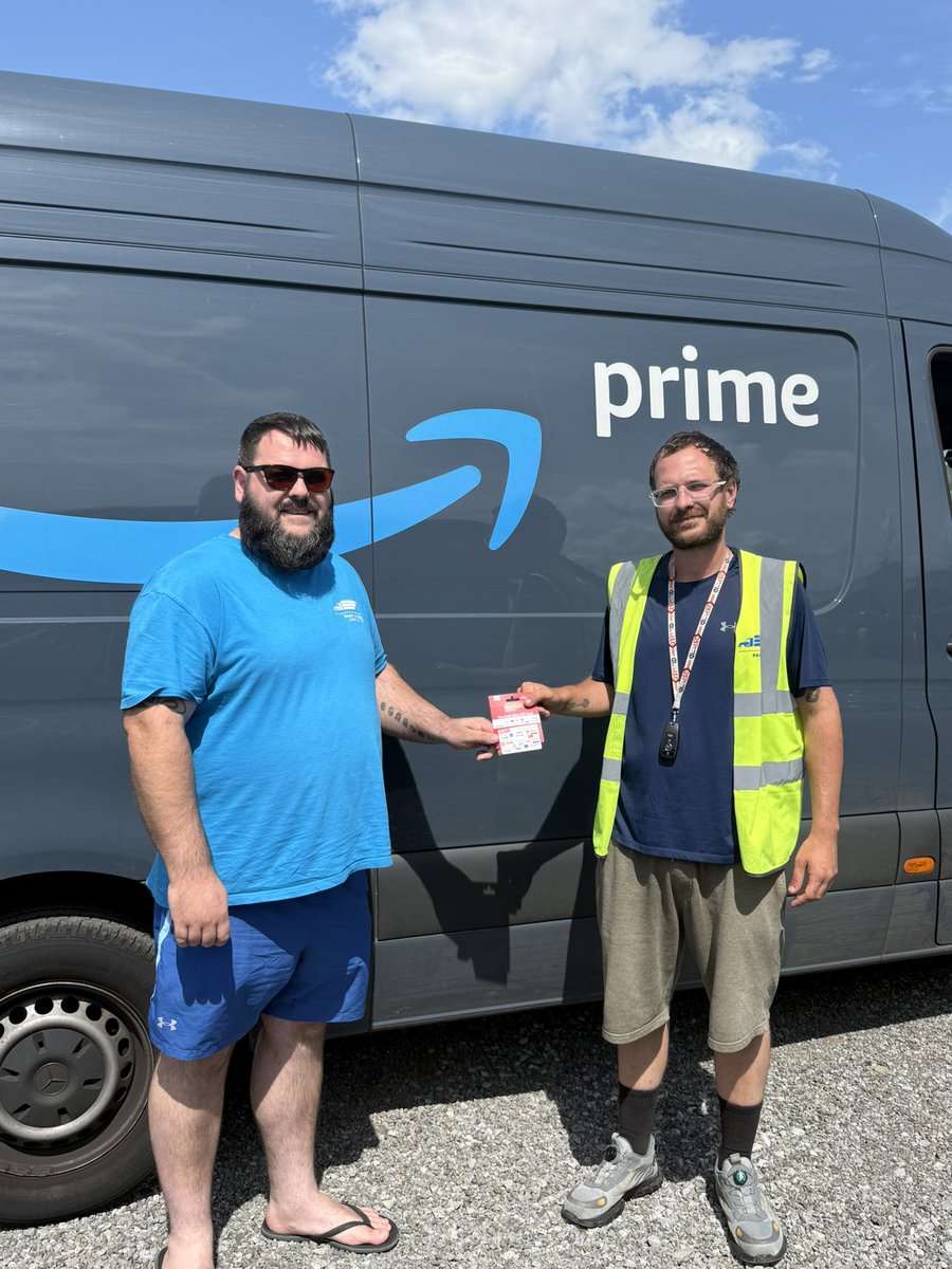 FastPaceLog's tweet image. Daniel - Performance of the month. Turns up with a smile, does the job faultless. Well deserved 🥇 

Ellis  - Photo of the month with a stunning picture 👏🏼 📷 

Both photos presented by the Managers Gareth Godfrey and Nathan Logan. 

📦 🚐 📦🚐📦🚐📦🚐📦🚐

#delivering #smiles