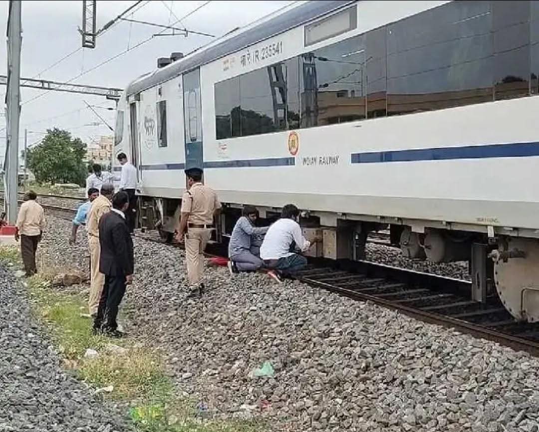 UttarandhraNow's tweet image. కుక్కను ఢీ కొట్టిన కారణంగా 30 నిమిషాలు చీరాల వద్ద నిలిచిపోయిన బెజవాడ హైదరాబాద్ వందే భారత్ రైలు. 

#VandeBharat #Dog #Chirala #AndhraPradesh #UANow