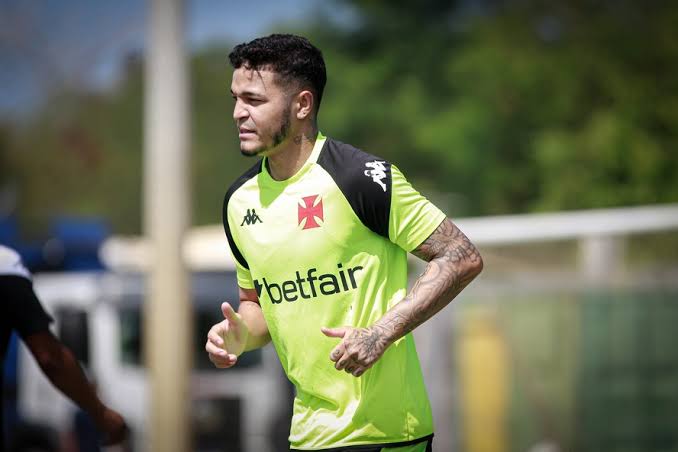 CRVGNewsBR's tweet photo. 🚨 NOTA OFICIAL: ADSON COM NOVA FRATURA

O Vasco da Gama informa que o atleta Adson sofreu uma fratura na tíbia direita após uma dividida no treinamento desta segunda-feira (07), no CT Moacyr Barbosa.

O médico e coordenador do Departamento de Saúde e Performance, Gustavo Caldeira, esclareceu: 
“A fratura é mais aguda do que a anterior e Adson precisará passar por um tratamento diferente, além de um novo procedimento cirúrgico.”

Caldeira explicou que já existia um calo ósseo na região da nova fratura e que o trauma da dividida causou um movimento de alavanca, resultando na lesão.

Adson passará por uma nova cirurgia e já está sendo acompanhado pelo médico e por um psicólogo para receber suporte durante a recuperação.

#CRVG #Adson #ForçaAdson #Vasco #VascoDaGama