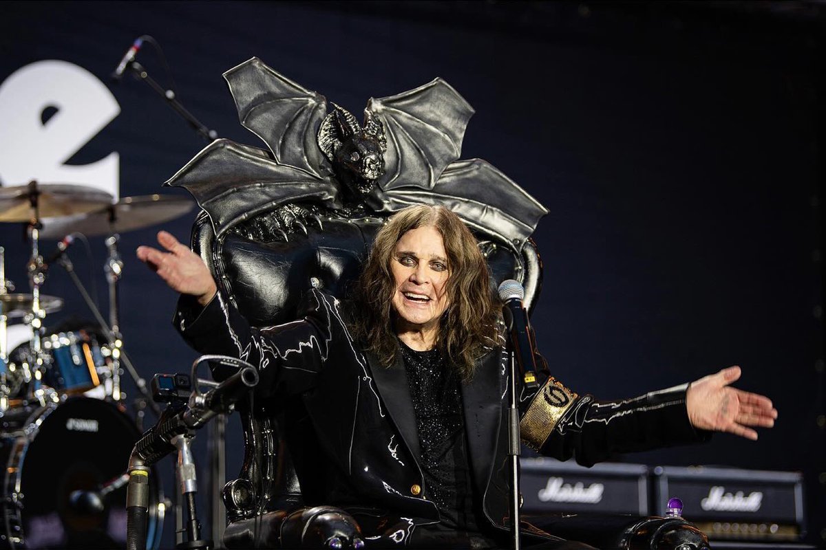 izzomrm's tweet image. Ozzy viveu extremos por muitos anos. Beirando os 80, emociona vê-lo fazendo o que o tornou o maior ícone da história do heavy metal: música. Com limitações, é claro, mas ainda ali valorizando a protagonista de sua vida.
Há artistas que não discutimos. Osbourne é um desses. 🦇🖤